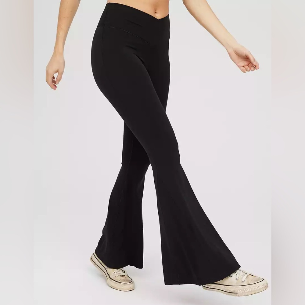 Arie Crpssover Flare Leggings